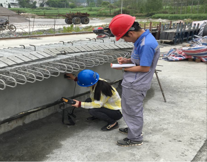 試驗(yàn)室進(jìn)行T梁檢檢測(cè) 試驗(yàn)室進(jìn)行T梁檢檢測(cè)