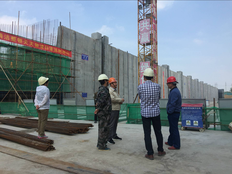 2018.4.24下午省港投集團(tuán)總經(jīng)理助理高勝蒞臨澮河南坪船閘項(xiàng)目部檢查指導(dǎo)工作.png