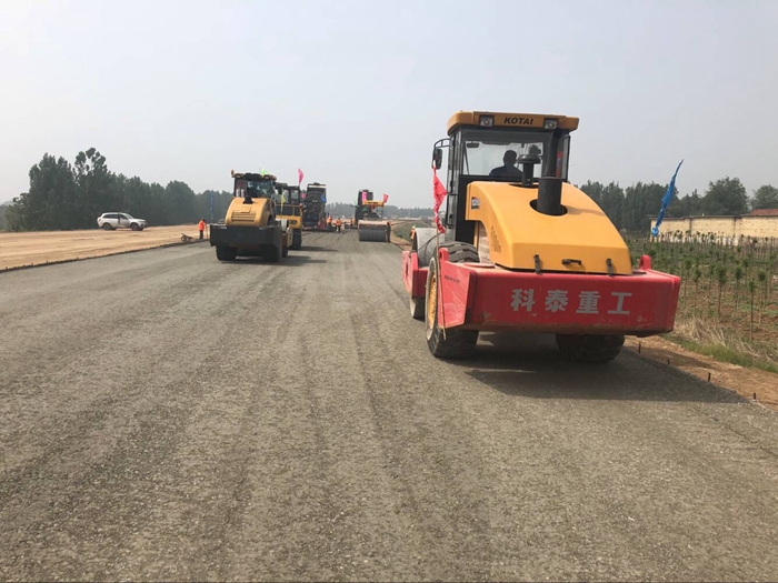 主線(xiàn)水穩(wěn)施工現(xiàn)場(chǎng).jpg 主線(xiàn)水穩(wěn)施工現(xiàn)場(chǎng).jpg