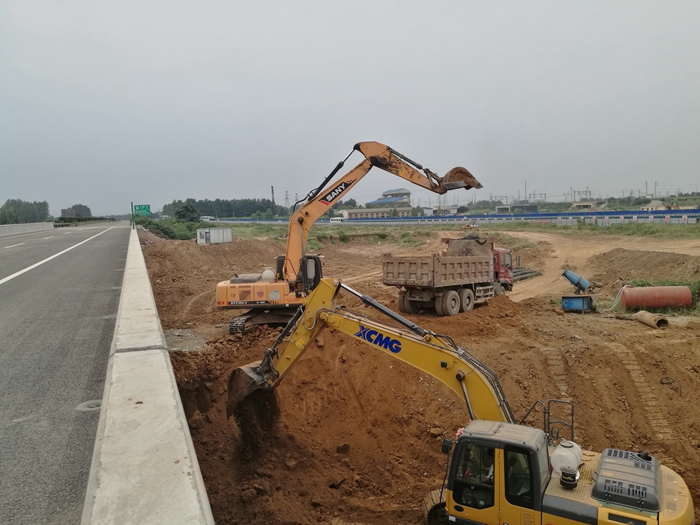 曲溝互通路基施工.jpg 曲溝互通路基施工.jpg