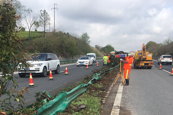 1588728531466708.jpg 在事故現(xiàn)場增設爆閃燈.jpg