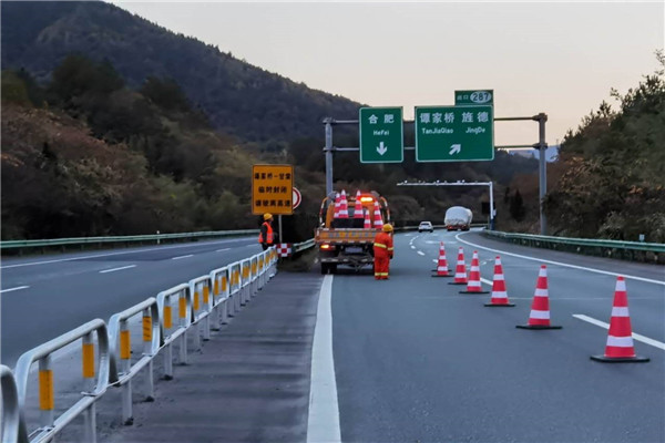 1604889448317984.jpg 爆前高速標(biāo)牌與標(biāo)錐放1.jpg