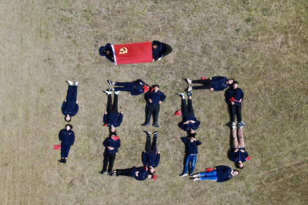 1621583566260843.jpg 優(yōu)秀獎:我與黨旗合影.jpg