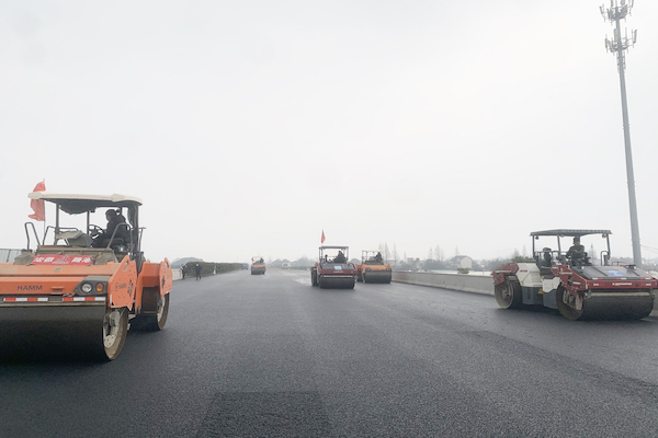 1642060224136171.jpg 上面層試驗(yàn)段攤鋪1.jpg