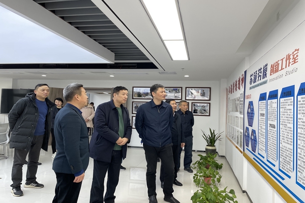 1670291507471209.jpg 2參觀勞模工作室.jpg